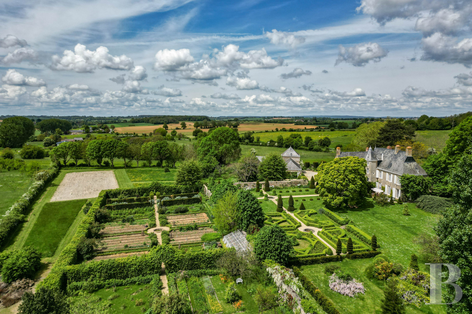 A 15th century manor and its remarkable garden west of Le Mans in Sarthe - photo  n°1
